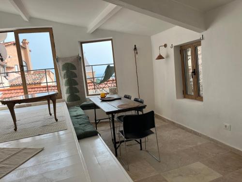 un salon avec une table et des chaises dans une pièce dans l'établissement Casa Moncollet, à Roquebrune-Cap-Martin