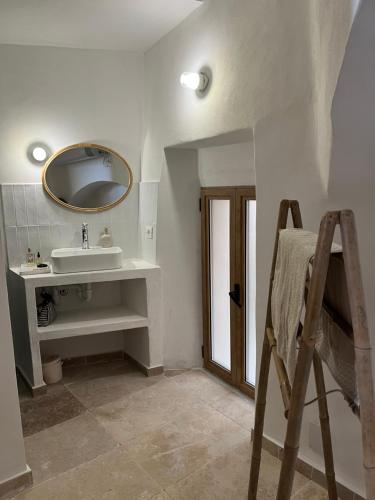 une salle de bain avec un lavabo et un miroir dans l'établissement Casa Moncollet, à Roquebrune-Cap-Martin