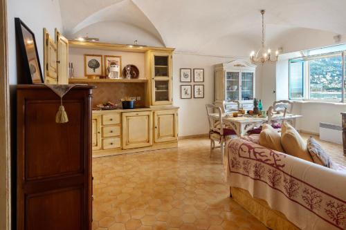 un salon avec une cuisine et une salle à manger dans l'établissement Rue Longue - Happy Rentals, à Menton