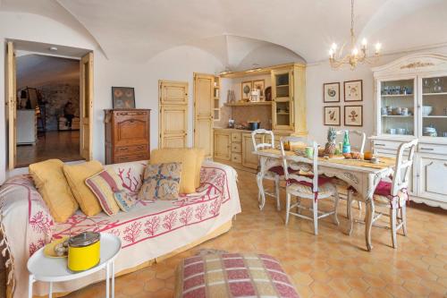 un salon avec un canapé et une table dans l'établissement Rue Longue - Happy Rentals, à Menton