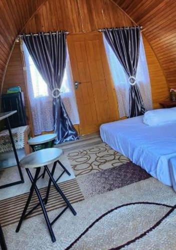 Un pat sau paturi într-o cameră la Pondok Wisata Hiu Paus Botubarani gorontalo