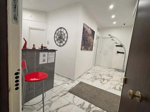 baño con silla roja y encimera en Terrazza Annunziata, en Nápoles