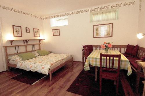 Llit o llits en una habitació de Bioweingut Hauerhof 99 -apartment 1