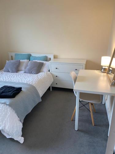 En eller flere senge i et værelse på Rose villa