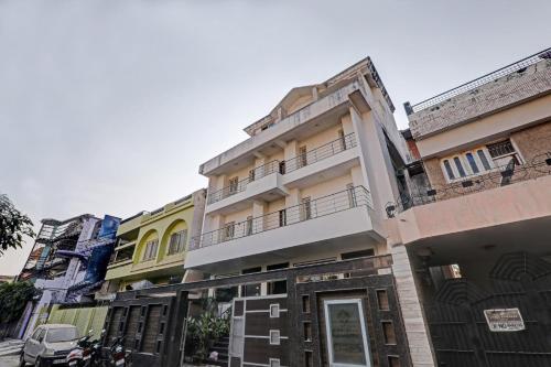 una fila de edificios en una calle de la ciudad en OYO Flagship Kk Guest House, en Hasanganj
