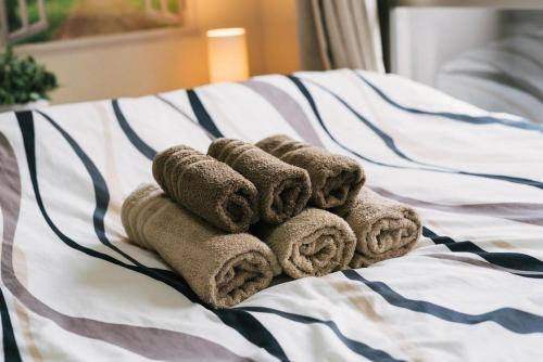 uma pilha de toalhas sentadas em cima de uma cama em Diamante Yakuin - Vacation STAY 71963v em Fukuoka