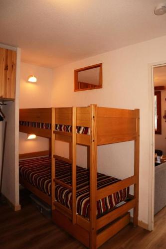 Ce dortoir comprend 2 lits superposés en bois et une cuisine. dans l'établissement Les Chalets De Bois Mean - A201 LES CHALETS DE BOIS MEAN : Résidence de standing MAE-0804, aux Orres