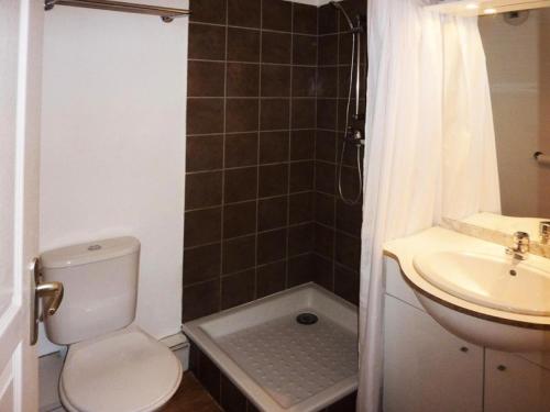 une salle de bain avec toilettes et lavabo dans l'établissement Les Chalets De Bois Mean - A201 LES CHALETS DE BOIS MEAN : Résidence de standing MAE-0804, aux Orres