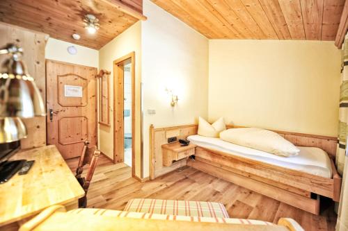 Una cama o camas en una habitación de Fischerwirt am See