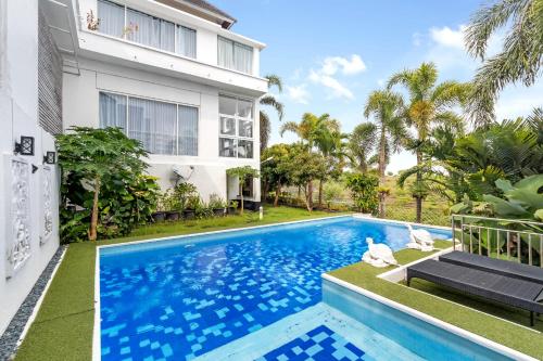 an image of a house with a swimming pool at SunnyRent. Luxury TJ White Villa & Room in Ungasan