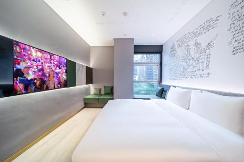 CitiGO Hotel Beijing ABP في بكين: غرفة نوم بسرير كبير وتلفزيون