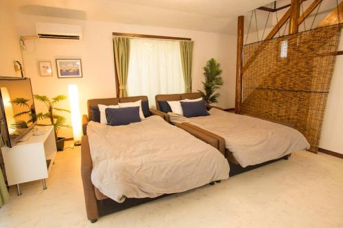 Cama o camas de una habitación en 沖縄といえばココ！！美ら海水族館徒歩圏内！ビーチにBBQに星空観察　隠れ家的貸切一軒家