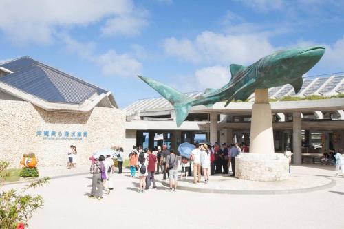 国头村沖縄といえばココ！！美ら海水族館徒歩圏内！ビーチにBBQに星空観察　隠れ家的貸切一軒家的建筑物前的鲨鱼雕像