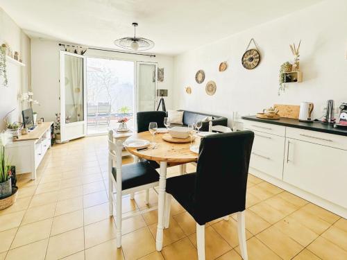 une cuisine et une salle à manger avec une table et des chaises dans l'établissement Jolie maison rénovée et décorée avec goût à la Chaume 4 pers, à Les Sables-dʼOlonne