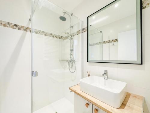 une salle de bain avec un lavabo et une douche dans l'établissement Jolie maison rénovée et décorée avec goût à la Chaume 4 pers, à Les Sables-dʼOlonne