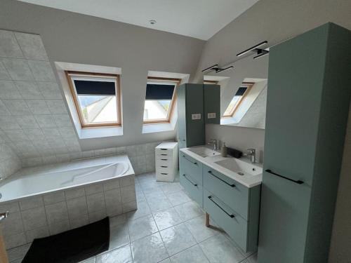 ein Badezimmer mit einer Badewanne, einem Waschbecken und einer Badewanne in der Unterkunft La maison de la cavalière in Seltz