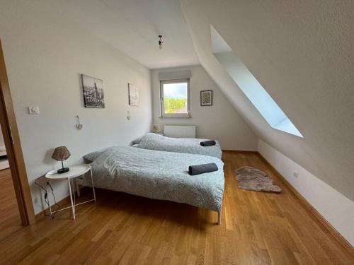 ein kleines Schlafzimmer mit einem Bett und einem Fenster in der Unterkunft La maison de la cavalière in Seltz