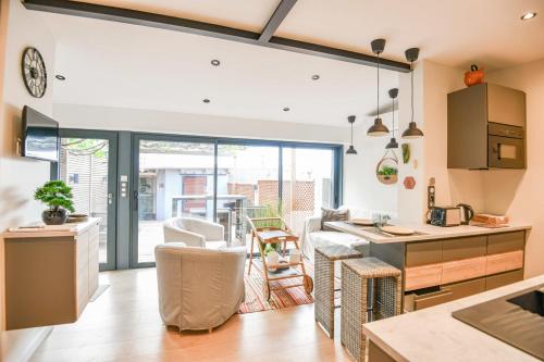 - une cuisine avec un comptoir et des chaises dans la chambre dans l'établissement La Terrasse Ricard - Belle maison 1 ch avec clim, à Marseille