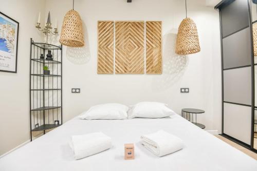 - une chambre avec un lit blanc et 2 oreillers blancs dans l'établissement La Terrasse Ricard - Belle maison 1 ch avec clim, à Marseille