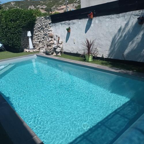 une grande piscine bleue devant un immeuble dans l'établissement Chez Nous, à Le Rove