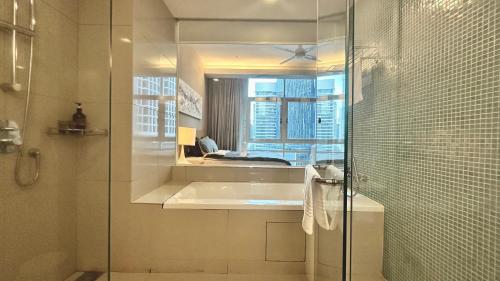 ein Badezimmer mit Dusche und Waschbecken und einem Fenster in der Unterkunft Lot163 By ZenGlo in Kuala Lumpur