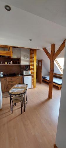 een woonkamer met een tafel en een keuken bij Wanda in Świnoujście