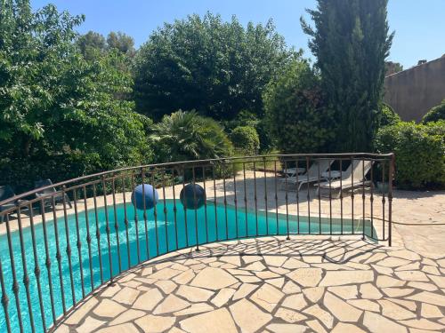 - une piscine avec une clôture métallique dans l'établissement Tlb, à Saint-Cyr-sur-Mer