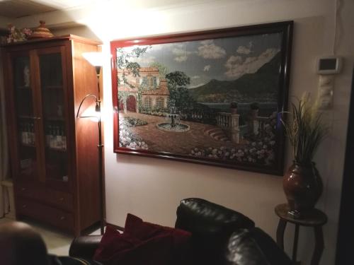 een schilderij aan een muur in een woonkamer bij Oase rust en privacy op de Veluwe voor 4 personen in Putten