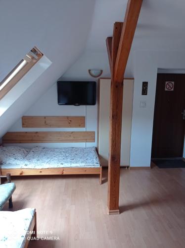 een kamer met een stapelbed en een flatscreen-tv bij Wanda in Świnoujście