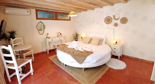 Postel nebo postele na pokoji v ubytování Studio romantique jacuzzi ou spa balneo privatif et jardin Au temps des cerises La Ciotat