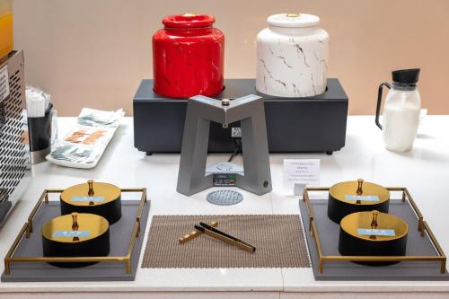a display of vases and other items on a table at Holiday Inn Express Shenyang North Station by IHG in Shenyang