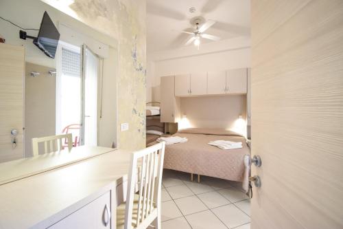 - une petite chambre avec un lit et une fenêtre dans l'établissement Hotel Giulio Cesare, à Cattolica