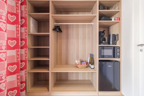 d'un placard avec un réfrigérateur et un four micro-ondes. dans l'établissement Le Millésime de Sigo, à Sigolsheim