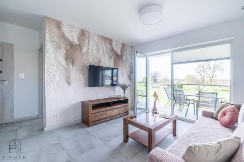Μια τηλεόραση ή/και κέντρο ψυχαγωγίας στο Flatbook Apartamenty - Sztutowo Baltic Twins II z Parkingiem