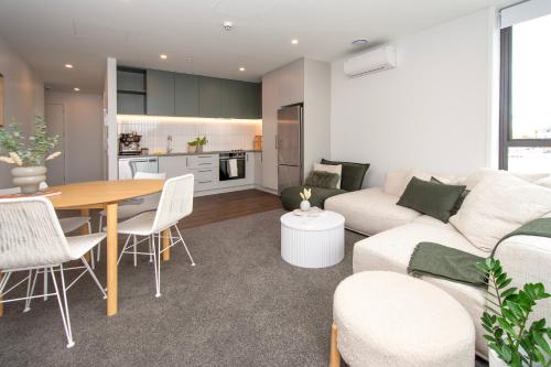 een woonkamer met een bank en een tafel bij The Mixer Central City Christchurch in Christchurch
