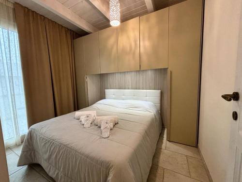 - une chambre avec un lit et 2 serviettes dans l'établissement Dimora Girolamo, à Polignano a Mare