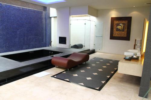 - un grand salon avec un banc et une baignoire dans l'établissement Madrid Classic Hotel, à Hsinchu