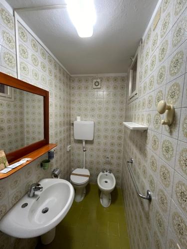 a bathroom with a sink and a toilet at Albergo da Pina in Lazise