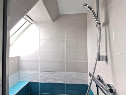 une douche avec une porte vitrée dans une salle de bain dans l'établissement House in Terenez with Stunning Harbour Views, à Plougasnou