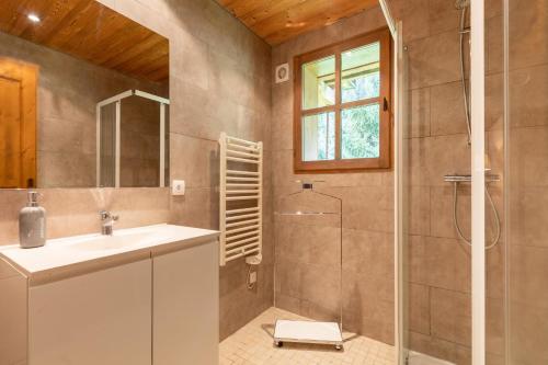 y baño con lavabo y ducha. en CASA-Chalet du Parc Cosy apartment in Tignes with garden en Tignes
