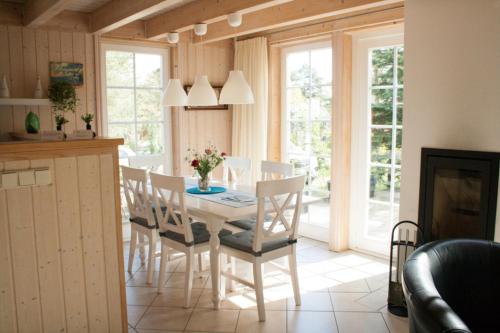 a kitchen and dining room with a table and chairs at Fischerwiege - Baabe in Baabe