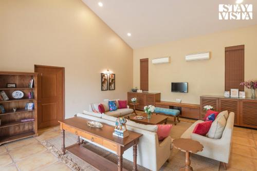 Μια τηλεόραση ή/και κέντρο ψυχαγωγίας στο StayVista's Sianna Villa - Near Kihim Beach with Kitchen Garden & Recreational Facilities
