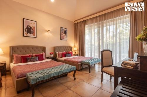 Ένα ή περισσότερα κρεβάτια σε δωμάτιο στο StayVista's Sianna Villa - Near Kihim Beach with Kitchen Garden & Recreational Facilities