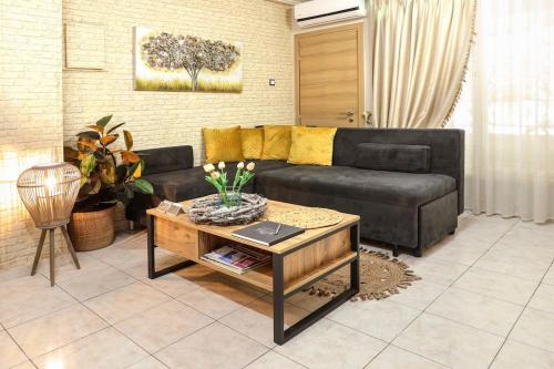 a living room with a couch and a coffee table at IRIS COZY HOUSE με ανεξάρτητη είσοδο in Volos