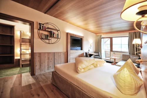 Una cama o camas en una habitación de Fischerwirt am See