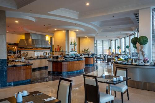 فندق ومركز مؤتمرات أنقرة شيراتون في أنقرة: مطعم فيه طاولات وكراسي في الغرفة