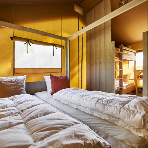 Una cama o camas en una habitación de Knuthenborg Safaripark