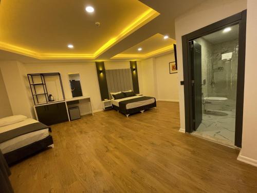 salon z kanapą i szklanym prysznicem w obiekcie Mi Hotel Boutique w mieście Antalya