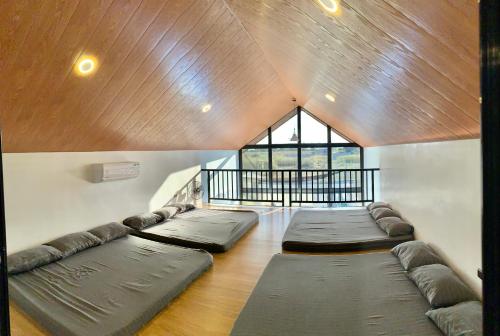 una habitación con cuatro bolsas de frijoles en el techo en Josh Cabin en Bacolor