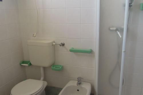 ビビオーネにあるVillaggio Liaの小さなバスルーム(トイレ、シャワー付)